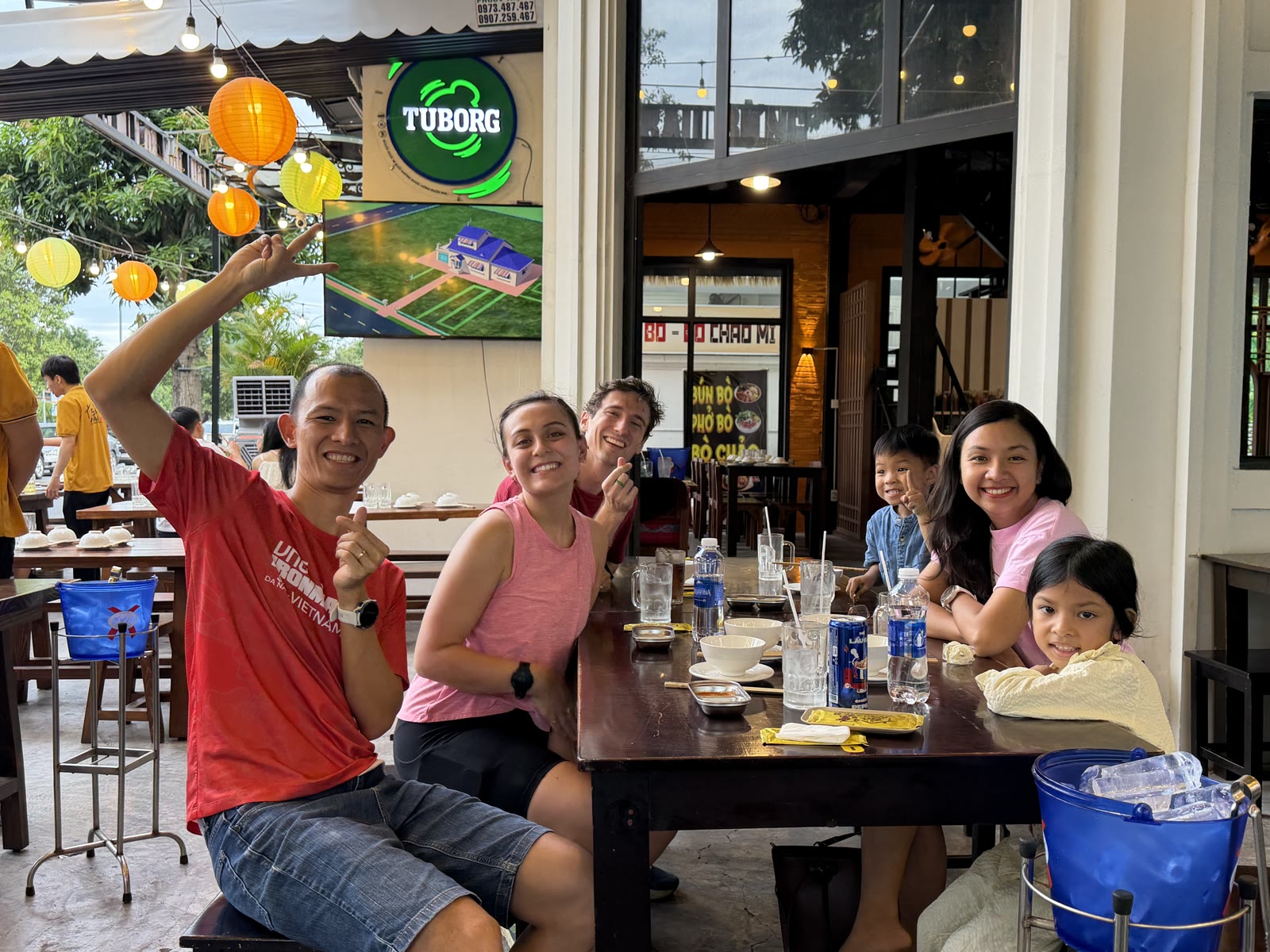 Gia đình Khoa Bùi ăn tối cùng vợ chồng Claire và Chantz tại quán ăn gần nhà tối 15/08/2026