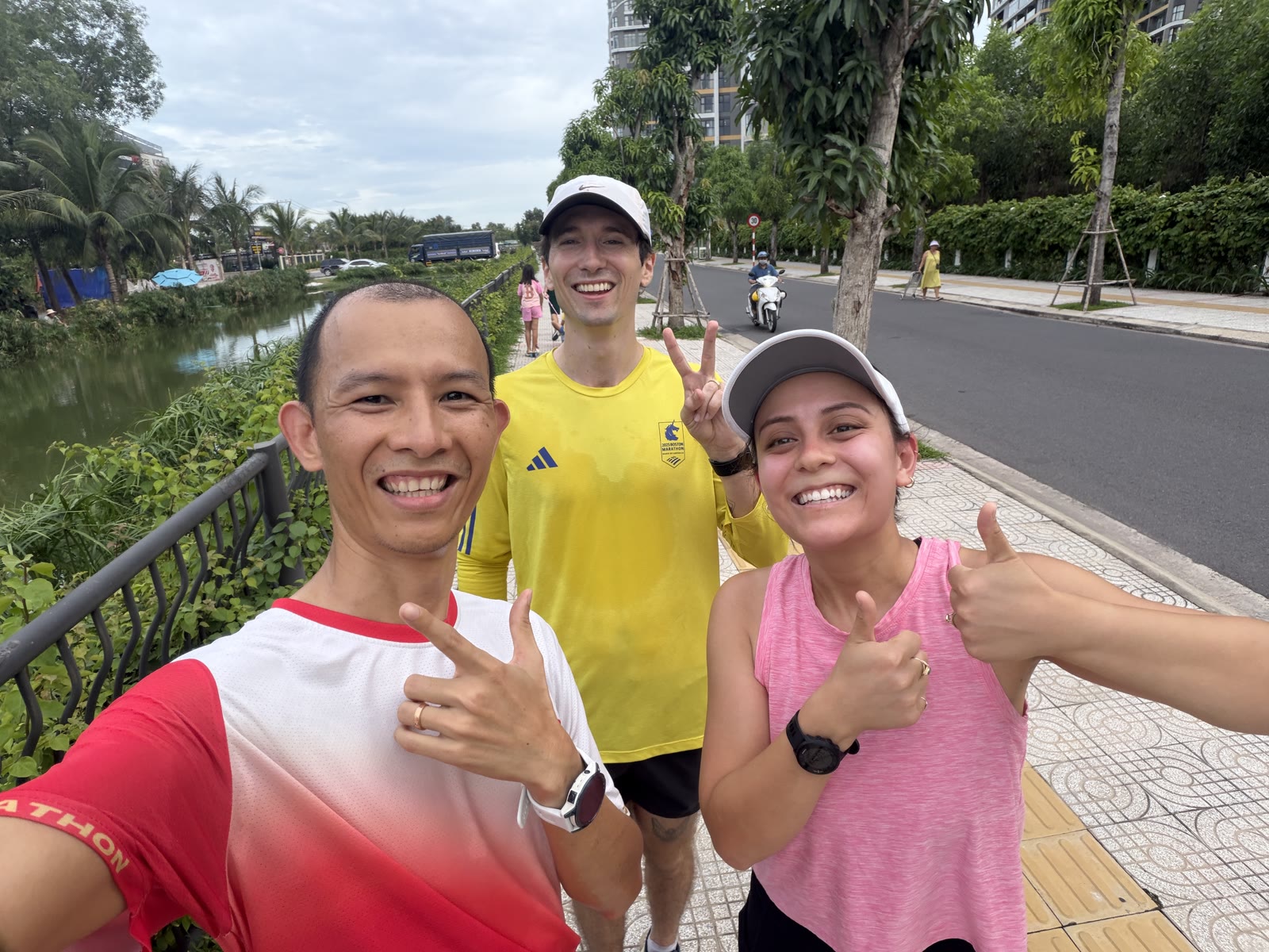 Khoa Bùi chạy bộ cùng Claire và Chantz quanh Vinhomes Grand Park chiều 15/08/2026