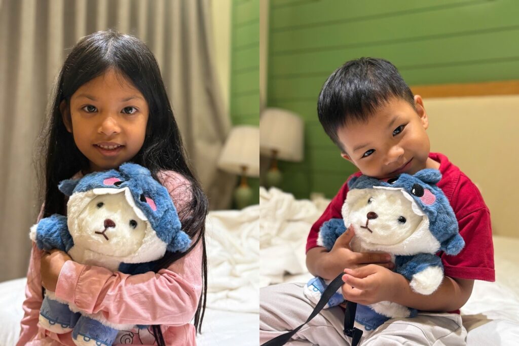 Chu Chu và LeO, mỗi đứa ôm một con gấu bông giống nhau