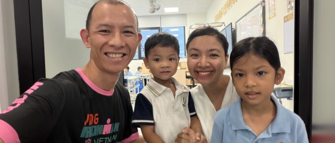 Khoa Bùi, vợ Hoàng Minh Thuỷ cùng Chu Chu và LeO trước cửa lớp 2A15