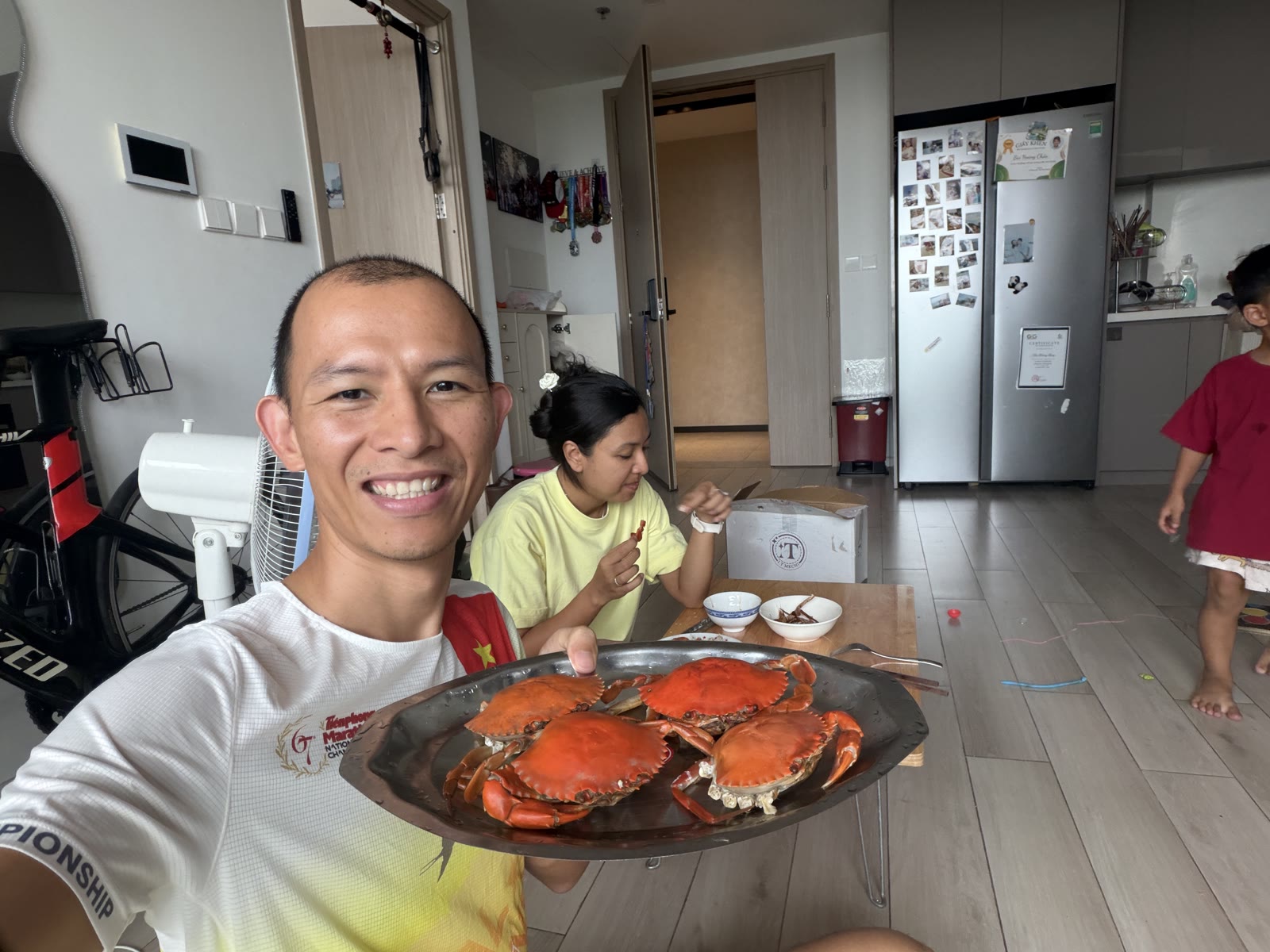Khoa Bùi bưng mâm cua yếm vuông vừa hấp xong trưa ngày 15/08/2026