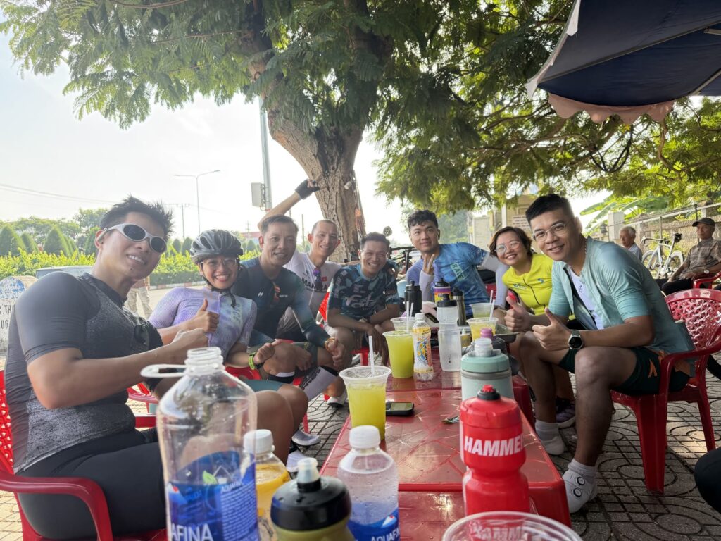 Nhóm đạp xe ngồi nghỉ uống nước mía ở vòng xoay quay đầu tại Cần Giờ
