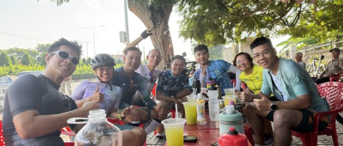 Nhóm đạp xe ngồi nghỉ uống nước mía ở vòng xoay quay đầu tại Cần Giờ