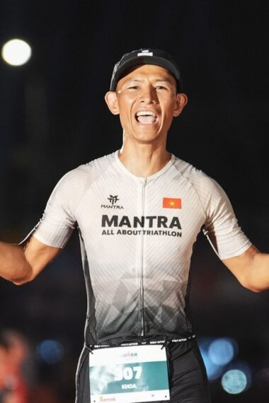 Khoa Bùi ăn mừng khi về đích IRONMAN Việt Nam 2026