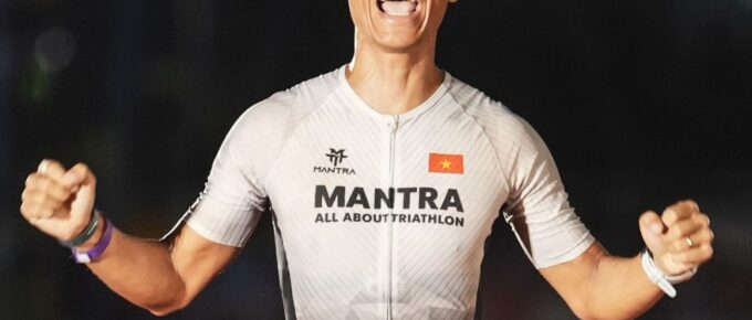 Khoa Bùi ăn mừng khi về đích IRONMAN Việt Nam 2026