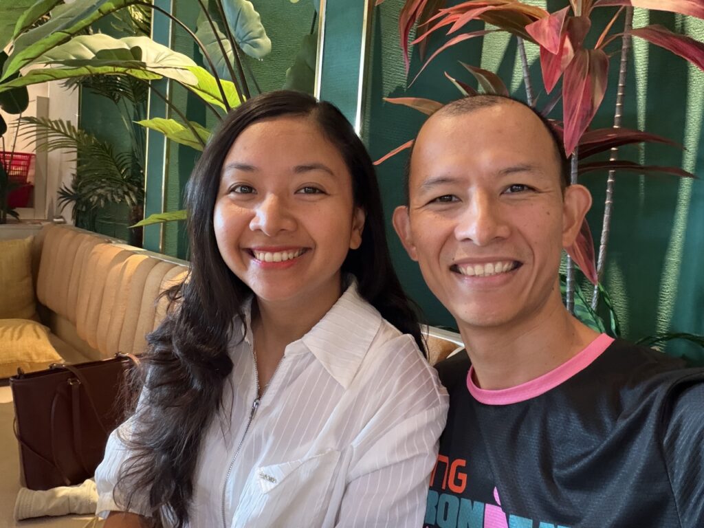 Khoa Bùi và vợ Hoàng Minh Thuỷ ngồi lại với nhau sau khi đưa con đến trường