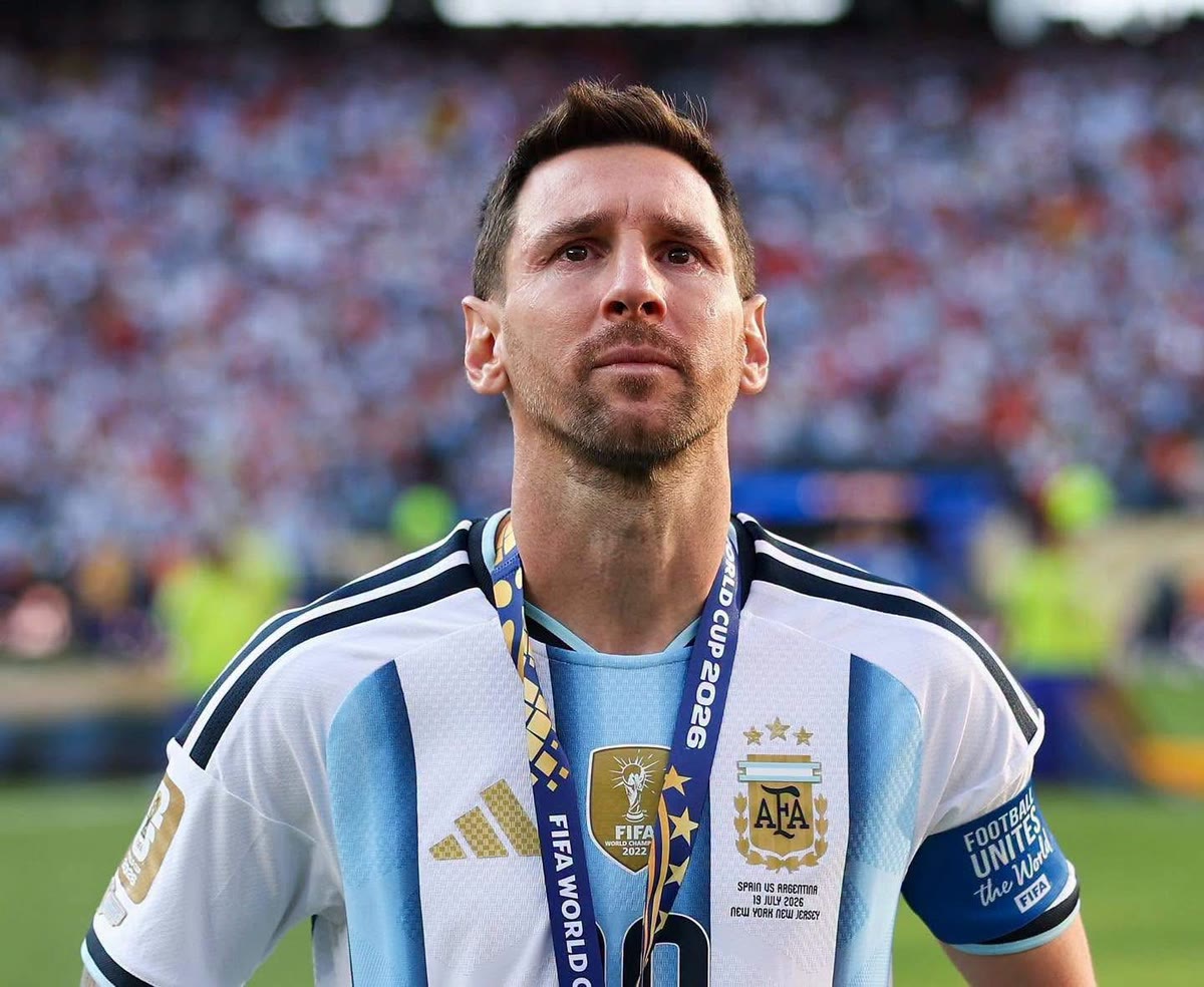 Lionel Messi đeo huy chương bạc World Cup 2026