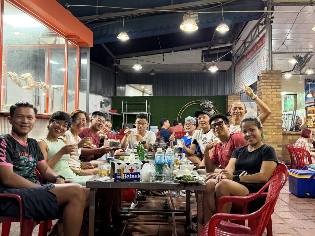 Nhóm đạp xe tụ tập ăn tối ở quán Dê Hương Sơn tối 08/08/2026